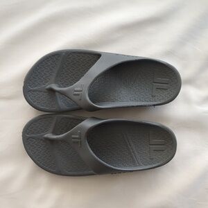 Telic Energy Sandals - Size 5 US Women's - Dolphin Grey - NWOT